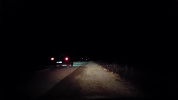 Auto bloccata sul ciglio della strada sulla Dark Night Country Road. Punto di vista del conducente Punto di vista in attesa di aiuto per il passaggio del veicolo su strada rurale
. - Filmati, video