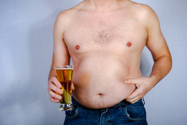 Nadwagą shirtless kaukaski mężczyzna trzymając piwo - Zdjęcie, obraz