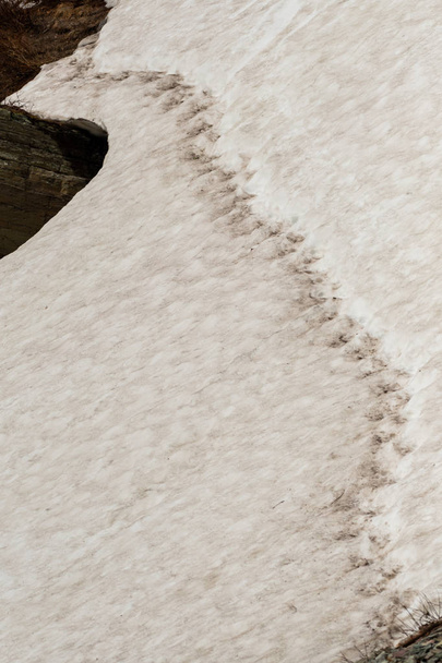 Kapea lumipolku jäähyllyllä
 - Valokuva, kuva