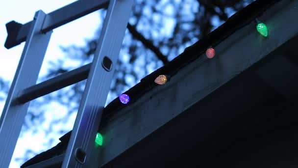 Žebřík s předsazením světla na střeše domu - Záběry, video