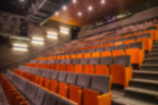 Imagen borrosa de sala de teatro o cine vacía con filas de asientos o sillas, desenfocada
 - Foto, imagen