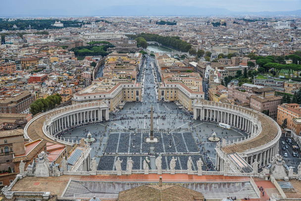Patrząc w dół panoramiczny widok na Plac Świętego Piotra (Piazza San Pietro) i miasto Rzym, z kopuły Bazyliki St. Peter. - Zdjęcie, obraz