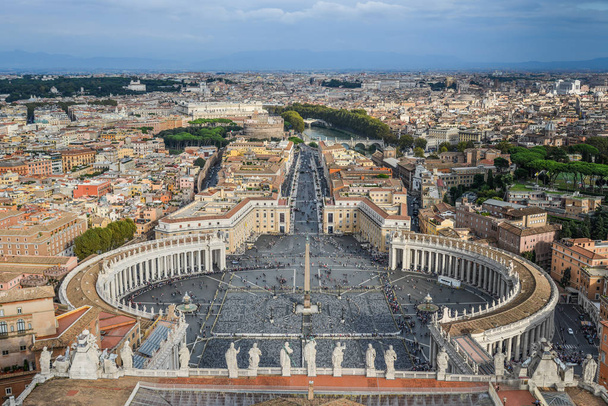 Vista panoramica su Piazza San Pietro e sulla città di Roma, dalla cupola della Basilica di San Pietro
. - Foto, immagini