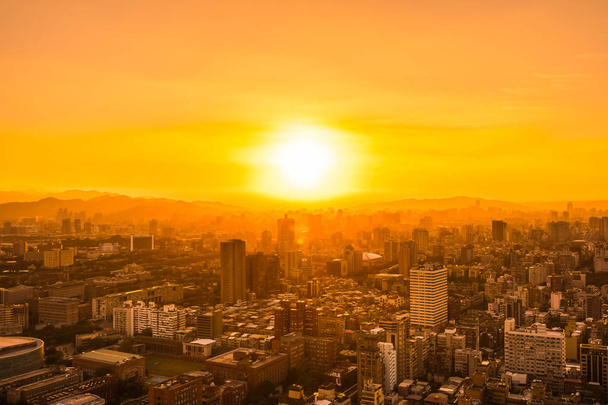 Kaunis arkkitehtuuri rakennus taipei kaupungin horisonttiin auringonlaskun Taiwanissa - Valokuva, kuva