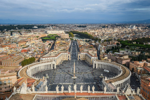 Looking down panorama view over Saint Peter Square (Piazza San Pietro) and Rome City, from St. Peter Basilica dome. - Foto, Bild