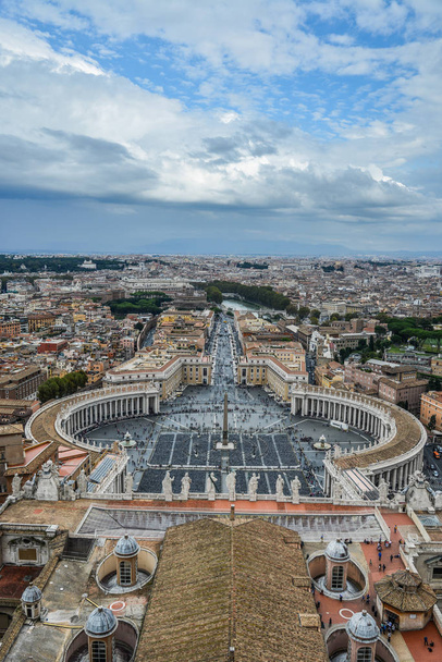 Vista panoramica su Piazza San Pietro e sulla città di Roma, dalla cupola della Basilica di San Pietro
. - Foto, immagini