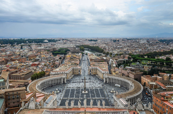 Looking down panorama view over Saint Peter Square (Piazza San Pietro) and Rome City, from St. Peter Basilica dome. - Foto, afbeelding