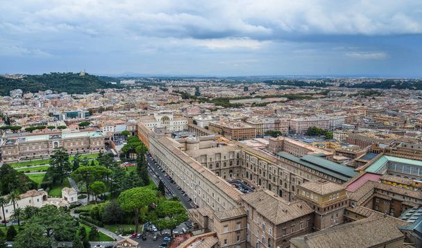Vue aérienne de la Cité du Vatican avec bâtiment et paysage urbain antique, depuis le sommet de la basilique Saint-Pierre
. - Photo, image
