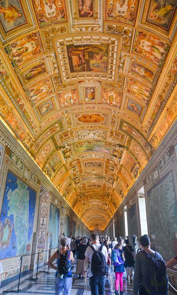 Vaticano - 16 de octubre de 2018. La gente visita los Museos Vaticanos. En el museo se exhiben las obras maestras más importantes del arte renacentista del mundo
. - Foto, imagen