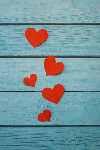 Vörös könyv szívét egy kék fából készült háttér. Valentin-nap és anyák napja. Térmásolat. Lapos feküdt, fotózás minimális háttér - Fotó, kép