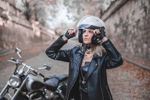 Mladá žena pózuje s venkovní motocyklu. - Fotografie, Obrázek