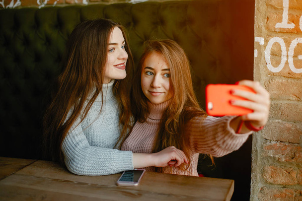 girls with phone - Foto, Imagem