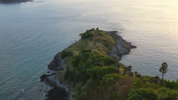 photographie aérienne au belvédère de Laem Promthep Cape. .Promthep point de vue cap est le point de vue coucher de soleil le plus populaire dans l'île de Phuket
. - Séquence, vidéo