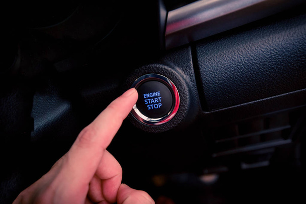 Push start auta / silnika push przycisk start stop w nowoczesnych samochodów technologii - strony palca naciśnij przycisk na mój samochód - Zdjęcie, obraz