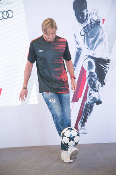 Former Italian football player Massimo Ambrosini shows his soccer skills during a fan meeting event in Ji'nan city, east China's Shandong province, 24 September 2017. - Foto, imagen