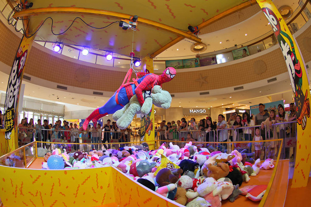 Un employé habillé en Spider-Man qui est attaché pour agir comme une machine à griffes humaines montre pour attraper des jouets dans un centre commercial dans la ville de Yantai, dans la province du Shandong, en Chine orientale, le 16 septembre 2017
 - Photo, image