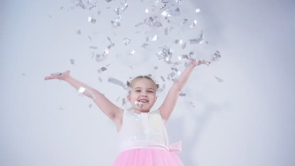 Konzept von Urlaub und Party. glückliches kleines Mädchen, das Konfetti wirft - Filmmaterial, Video