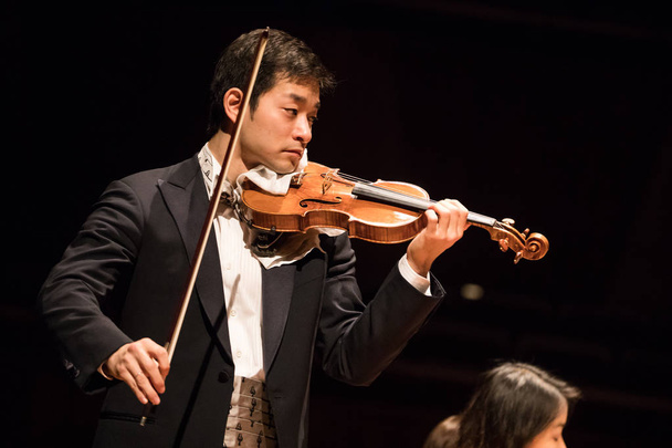 Japanese-American violinist performs during a concert in Guangzhou city, south China's Guangdong province, 21 September 2017. - Zdjęcie, obraz