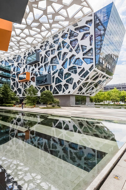 View of the headquarters of Chinese e-commerce giant Alibaba Group in Hangzhou city, east China's Zhejiang province, 20 July 2017. - Φωτογραφία, εικόνα