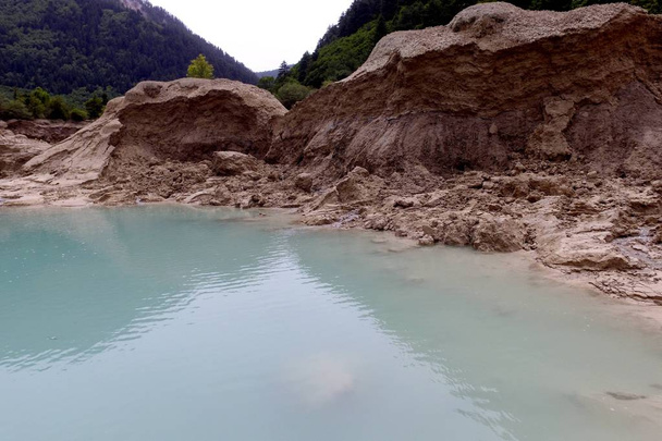 Veduta aerea del lago scintillante prosciugato nella valle di Jiuzhaigou dopo il terremoto di magnitudo 7,0 nella contea di Jiuzhaigou, nella prefettura autonoma di Ngawa Tibetan e Qiang, nella provincia del Sichuan sud-occidentale della Cina, 10 agosto 2017
 - Foto, immagini