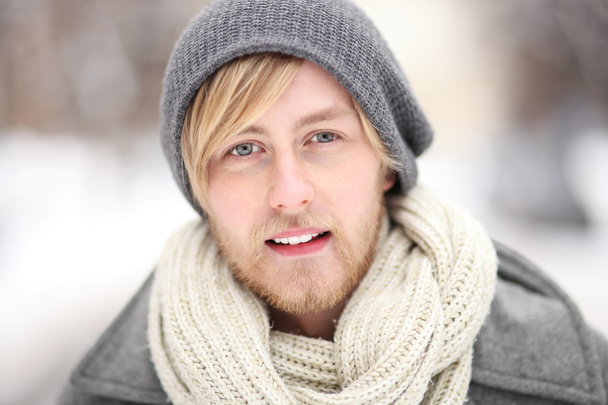 молодий чоловік в зимовому одязі
 - Фото, зображення