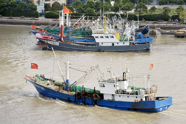 Китайські рибальські човни, викладених на рибу з порту в місті Жошан, провінції Чжецзян Східного Китаю, 17 вересня 2017 - Фото, зображення