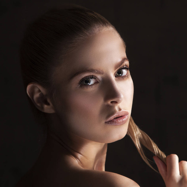 Nahaufnahme Porträt des Models mit natürlichem Make-up posiert auf schwarzem Hintergrund - Foto, Bild
