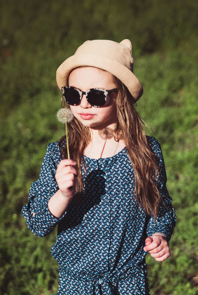 Симпатичная девушка в шляпе с одуванчиком. Весеннее настроение
.  - Фото, изображение