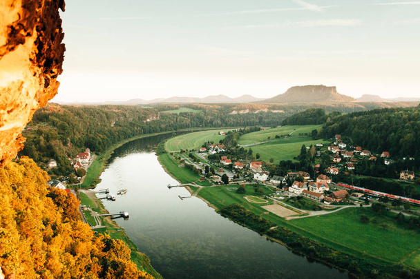 Luchtfoto van de rivier Elbe en huizen van Rathen dorp, Elbsandsteingebergte, Saksen, Duitsland - Foto, afbeelding