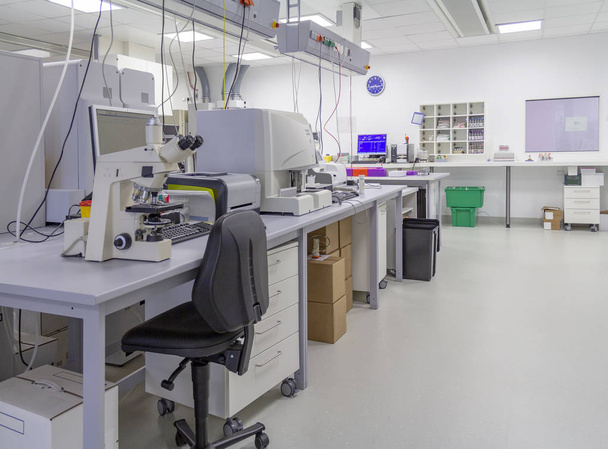 laboratorio médico que incluye gran cantidad de aparatos y equipos técnicos
 - Foto, Imagen