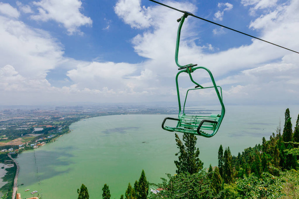 Vista aérea do lago Dianchi e teleférico de ropeway que viaja sobre Western Hills, em Kunming, China
 - Foto, Imagem
