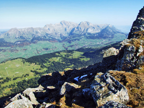 Zapierające dech w piersiach widok z góry Brisi w Churfirsten łańcuch górski - kantonu St. Gallen, Szwajcaria - Zdjęcie, obraz