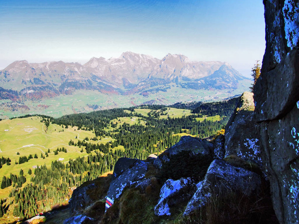ein atemberaubender blick vom gipfel des brisi in der churfirsten bergkette - kanton st. gallen, schweiz - Foto, Bild