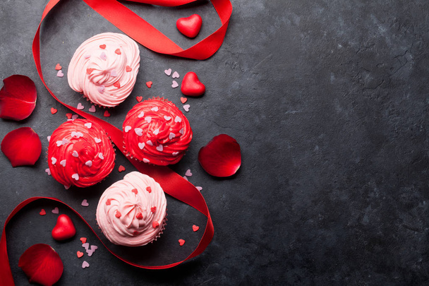 Carte de voeux Saint Valentin avec délicieux cupcakes sucrés sur fond de pierre
 - Photo, image