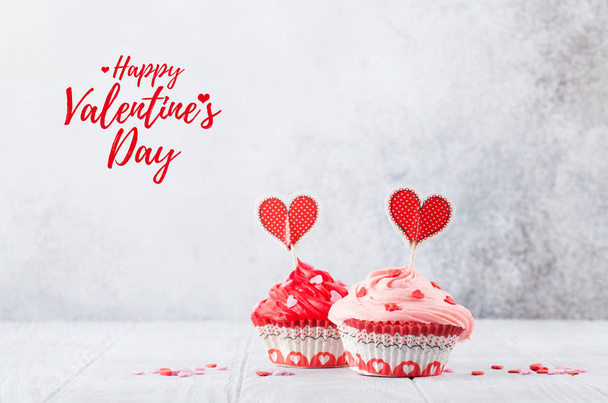 Aftelkalender voor Valentijnsdag-wenskaart met heerlijke zoete cupcakes op stenen achtergrond - Foto, afbeelding