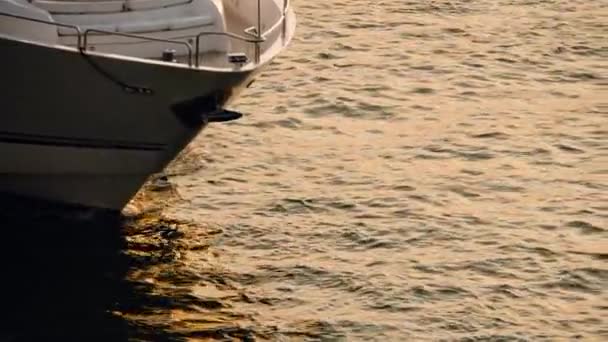 Yacht vitorlás a tengeren, az arany óra - Felvétel, videó