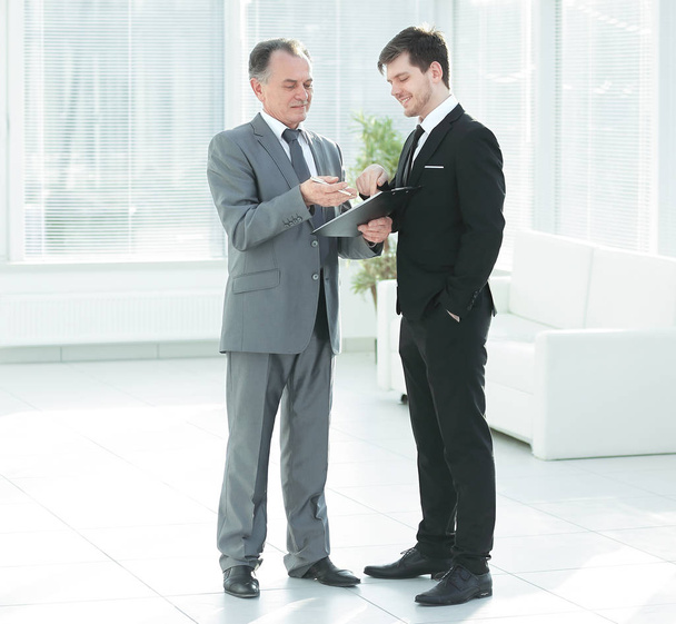 Businessman showing a document to his colleague - Foto, afbeelding