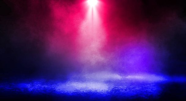 Σκούρο φόντο του δρόμου, πυκνή ομίχλη, spotlight, μπλε και κόκκινο νέον. Αφηρημένα φόντο με φώτα νέον, Νυχτερινή άποψη. - Φωτογραφία, εικόνα