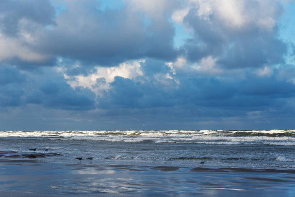 Día ventoso junto al mar Báltico, Liepaja, Letonia
. - Foto, Imagen