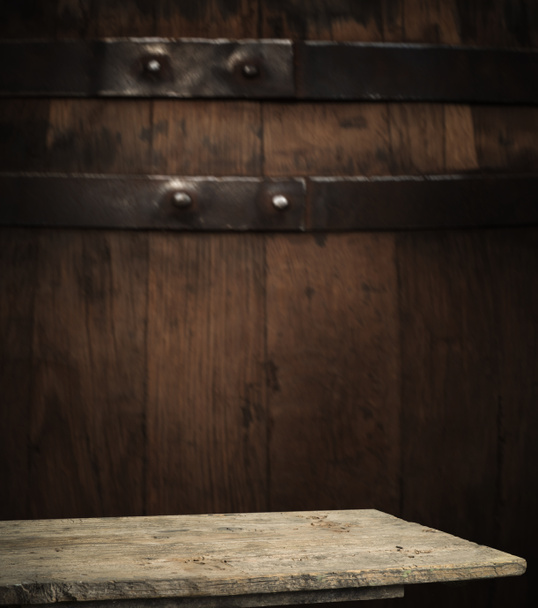 樽の背景と古い木のテーブルを身に着けて - 写真・画像