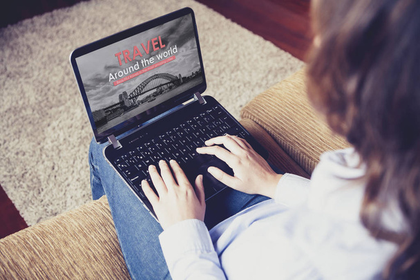 Frau sucht mit Laptop in Online-Reisebüro nach Reisezielen, sitzt zu Hause. - Foto, Bild