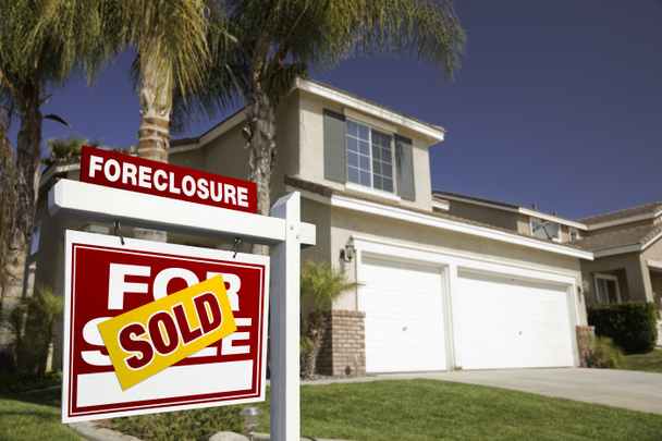 kırmızı bir foreclosure Emlak işareti - Fotoğraf, Görsel
