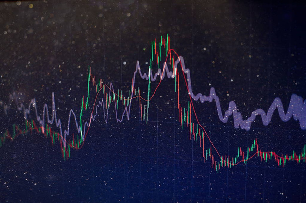 οικονομική κηροπήγιο διάγραμμα με γραμμή γραφήματος και απόθεμα αριθμούς σε κλίση χρώμα μπλε φόντο - Φωτογραφία, εικόνα