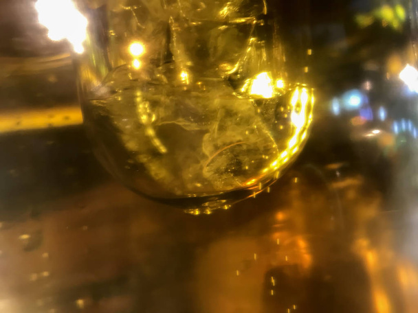 abstrakte Lichteffekte von Großaufnahme-Bierröhren mit schönen Blasen in hoher Vergrößerung - Foto, Bild