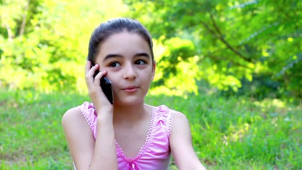 usmívající se dospívající dívka mluví na mobilním telefonu - Záběry, video