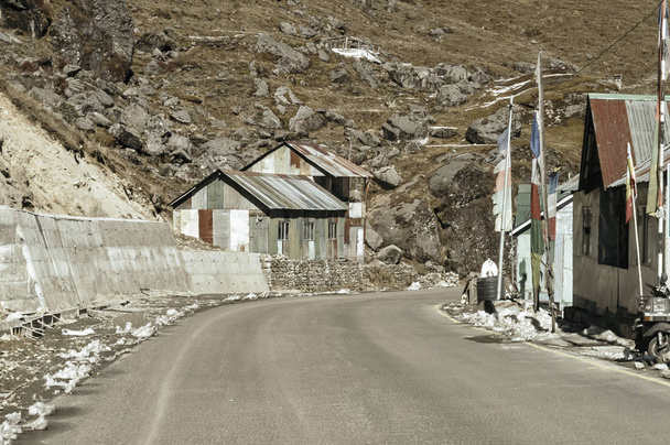 Vue du camp militaire sur une route le long du col de Nathula en Inde frontière chinoise près du col de Nathu La dans l'Himalaya qui relie l'État indien du Sikkim à la région chinoise du Tibet. - Photo, image