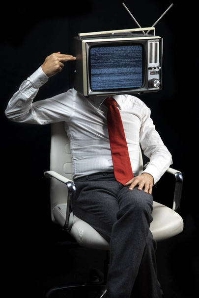 έξυπνος επιχειρηματίας με την τηλεόραση στο κεφάλι να πυροβολεί τον εαυτό του στο κεφάλι με τα δάχτυλά του - Φωτογραφία, εικόνα