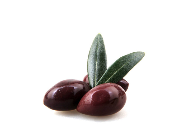 Olive nere isolate su fondo bianco - Foto, immagini