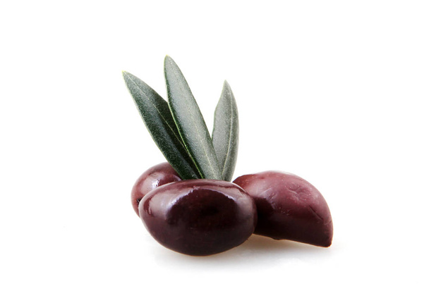 Černé olivy izolované na bílém pozadí - Fotografie, Obrázek