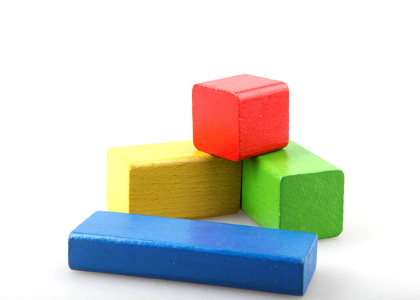 Coloridos bloques de construcción de madera juguetes - Foto, Imagen
